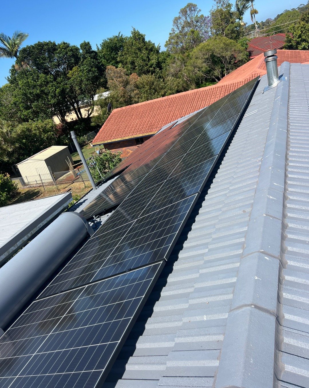 Jinko Tiger Neo solar panels on a grey concrete tile roof in Alstonville Jinko Tiger Neo solar panels on a grey concrete tile roof in Alstonville, part of a 9.69 kW solar and 32 kWh Sigenergy battery install by Sun Connect Solar
