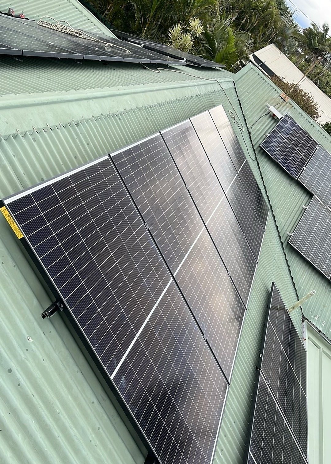 Jinko Tiger Neo III solar panels on a green corrugated roof in Bogangar on the Tweed Coast Jinko Tiger Neo III solar panels on a green corrugated roof in Bogangar on the Tweed Coast, part of a 6.12 kW solar and 16 kWh Sigenergy battery install by Sun Connect Solar