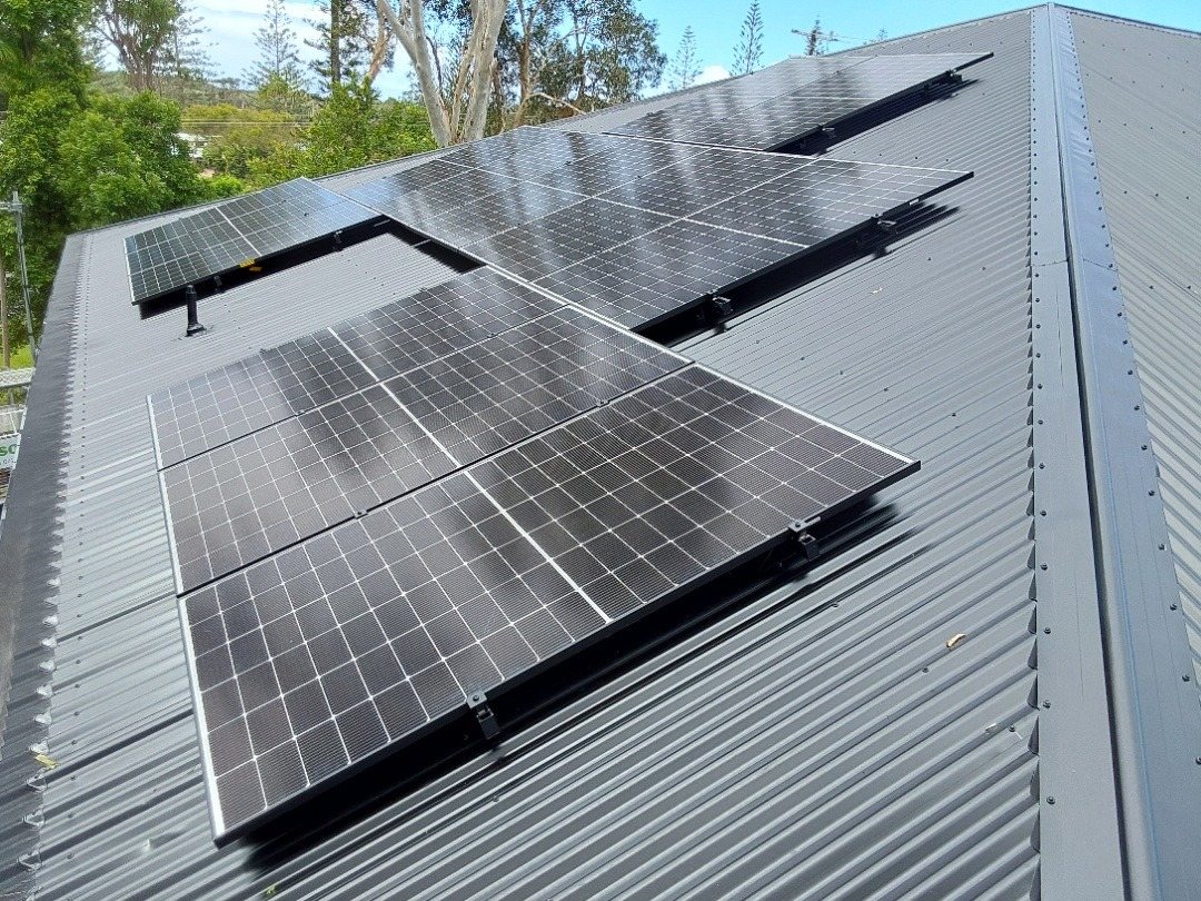 Jinko Tiger Neo solar panels laid out across two roof faces of a three-phase home in Brunswick Heads Jinko Tiger Neo solar panels laid out across two roof faces of a three-phase home in Brunswick Heads, installed by Sun Connect Solar