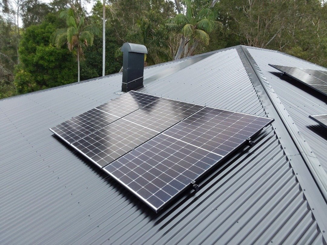 Jinko solar panels on a grey Colorbond roof among palms in Brunswick Heads Jinko solar panels on a grey Colorbond roof among palms in Brunswick Heads, installed by Sun Connect Solar