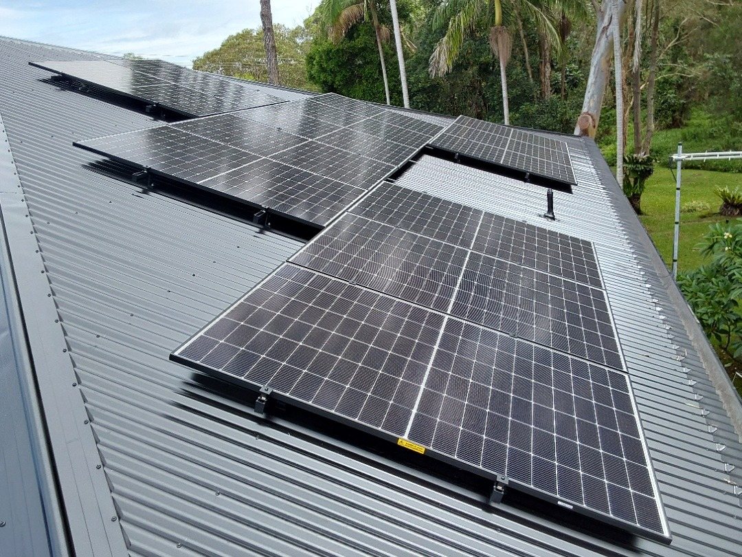 Groups of Jinko solar panels on several faces of a grey Colorbond hip roof in Brunswick Heads Groups of Jinko solar panels on several faces of a grey Colorbond hip roof in Brunswick Heads, part of a 17.575 kW install by Sun Connect Solar