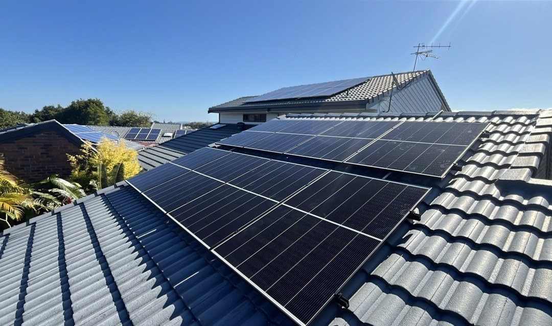 Jinko solar panels on a dark tiled roof in East Ballina, installed by Sun Connect Solar