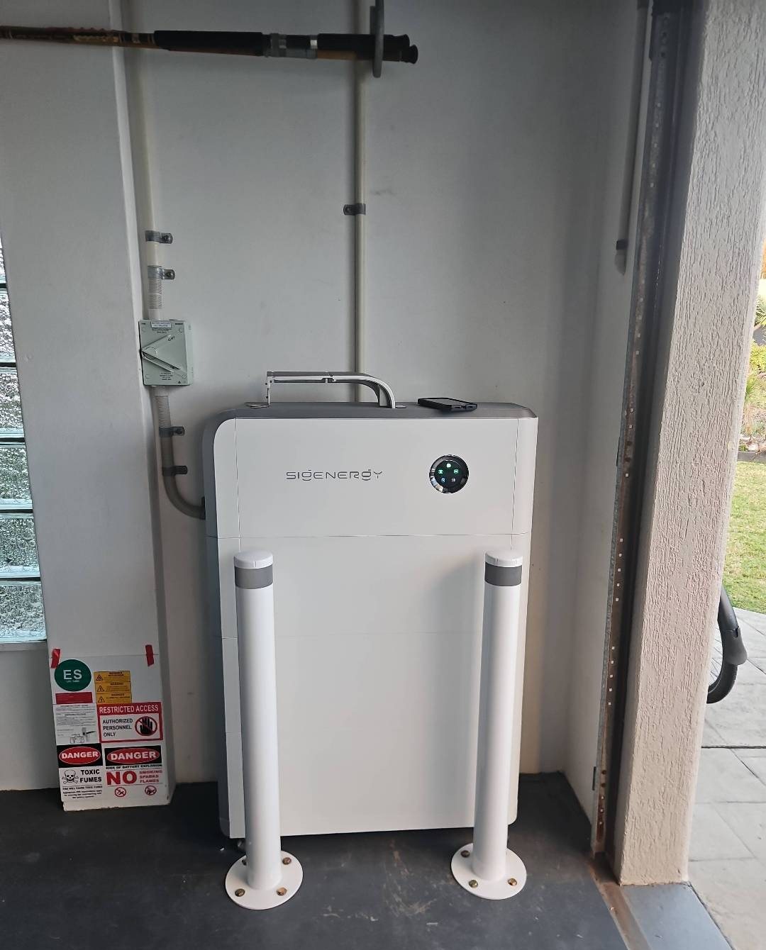 Sigenergy SigenStor 24 kWh battery in a rendered alcove between two protective bollards in East Ballina Sigenergy SigenStor 24 kWh battery in a rendered alcove between two protective bollards in East Ballina, installed by Sun Connect Solar