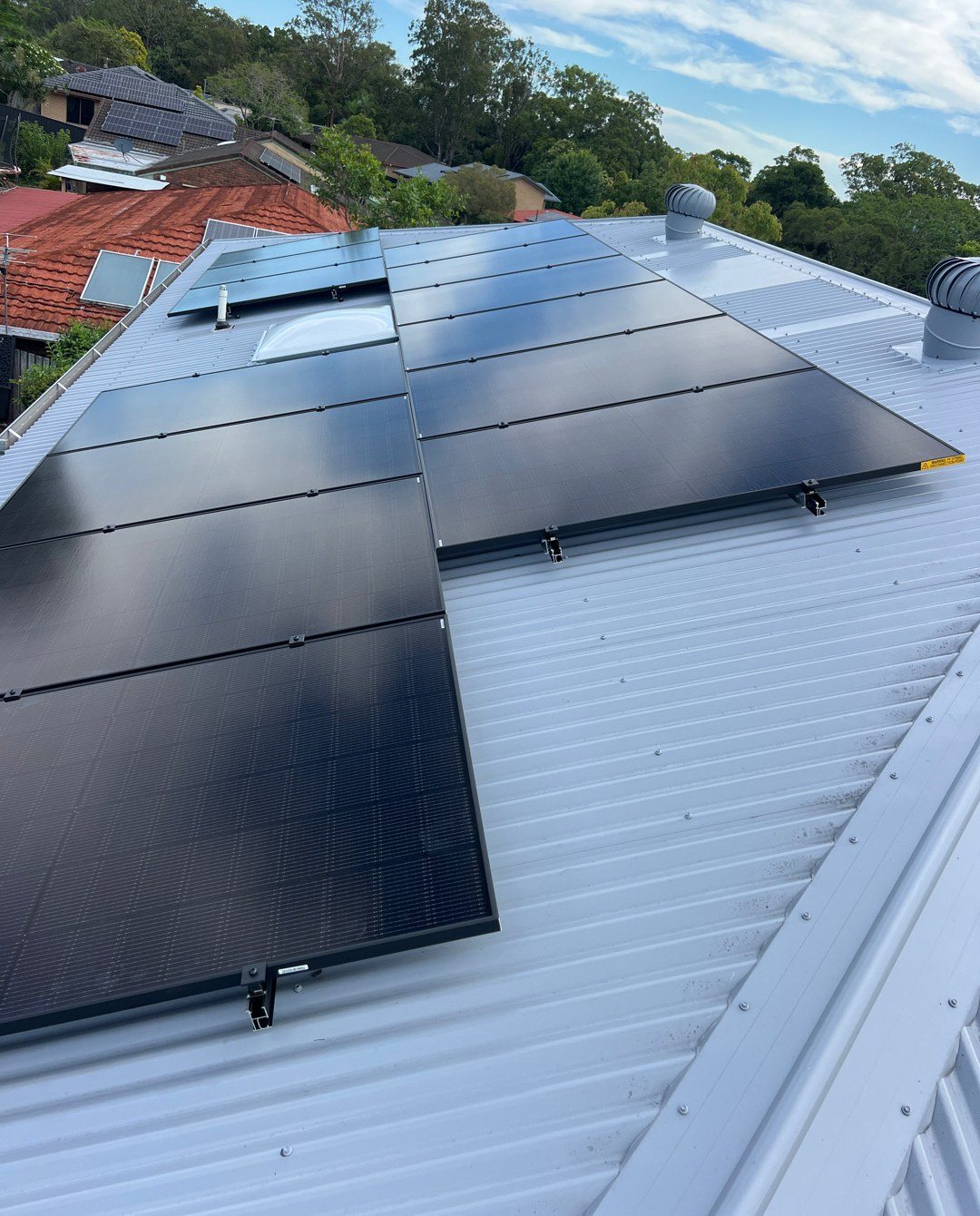 Black Jinko solar panels on a light Colorbond roof in Goonellabah Black Jinko solar panels on a light Colorbond roof in Goonellabah, part of a 12.32 kW solar and Sigenergy battery install by Sun Connect Solar