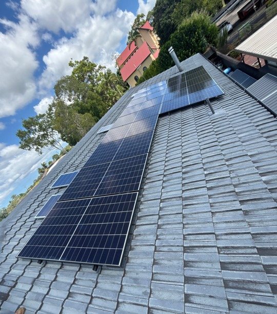 New Jinko Tiger Neo solar panels in a long row on a grey tile roof in Goonellabah New Jinko Tiger Neo solar panels in a long row on a grey tile roof in Goonellabah, installed by Sun Connect Solar