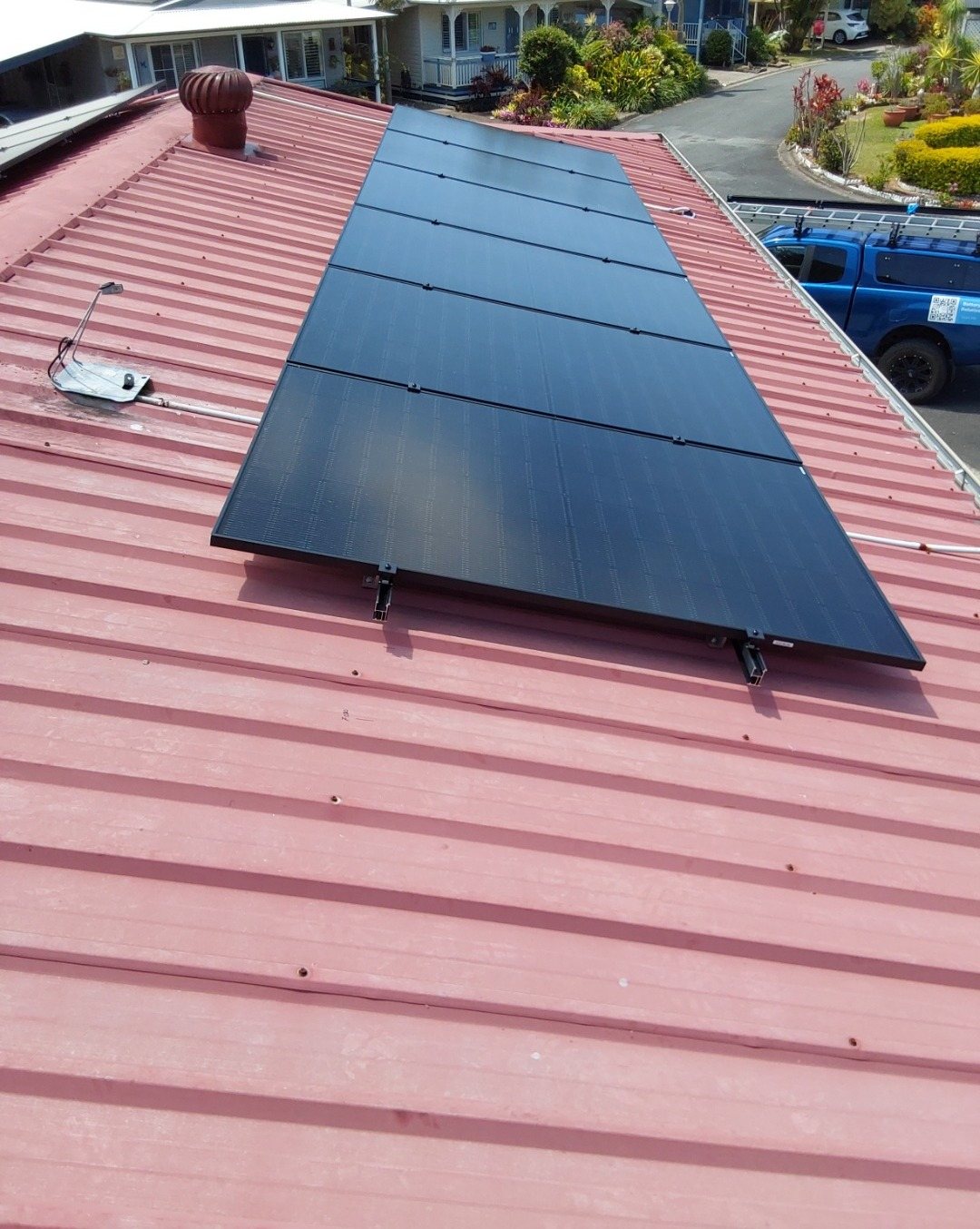A 7.48 kW Jinko solar array on a red roof among palms at Hastings Point A 7.48 kW Jinko solar array on a red roof among palms at Hastings Point, between Pottsville and Cabarita Beach, installed by Sun Connect Solar