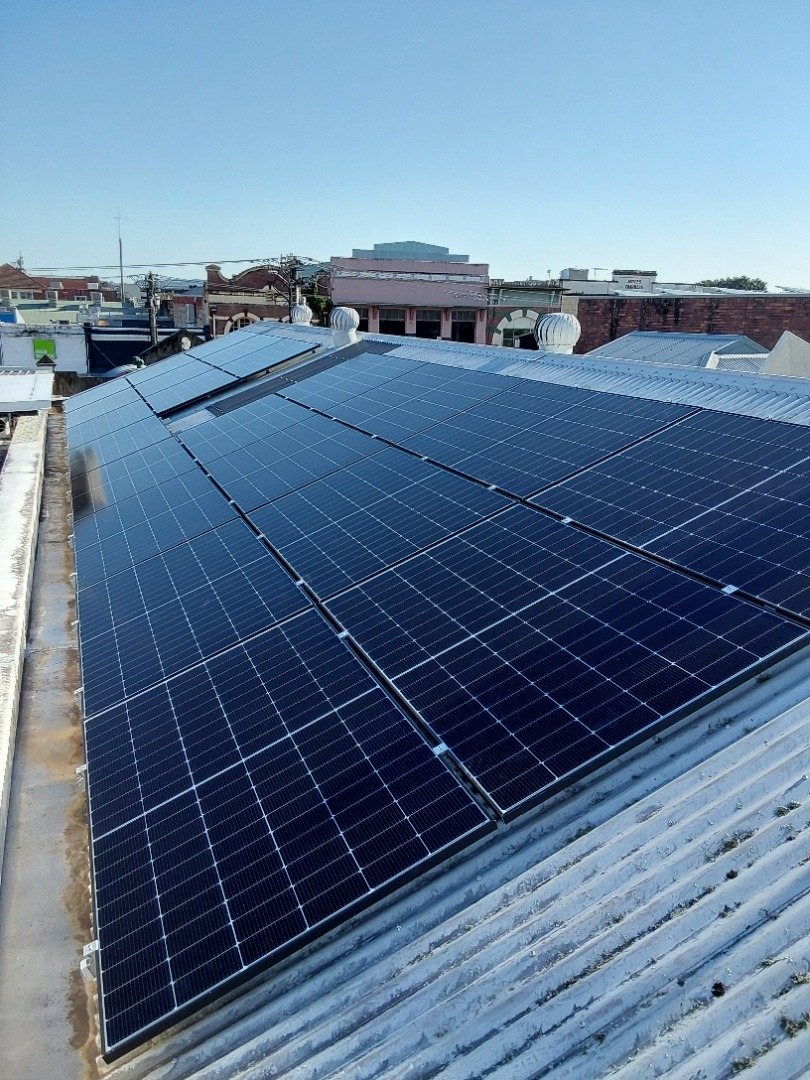 Rows of Jinko Tiger Neo solar panels on the roof of a building in central Lismore Rows of Jinko Tiger Neo solar panels on the roof of a building in central Lismore, part of a 29.45 kW three-phase install by Sun Connect Solar