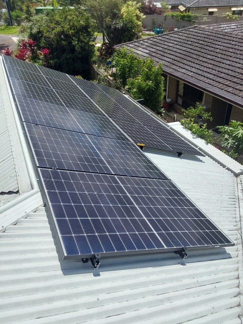 A long run of Jinko Tiger Neo solar panels on a pale metal roof above gardens in Mullumbimby A long run of Jinko Tiger Neo solar panels on a pale metal roof above gardens in Mullumbimby, part of a 13.2 kW install by Sun Connect Solar