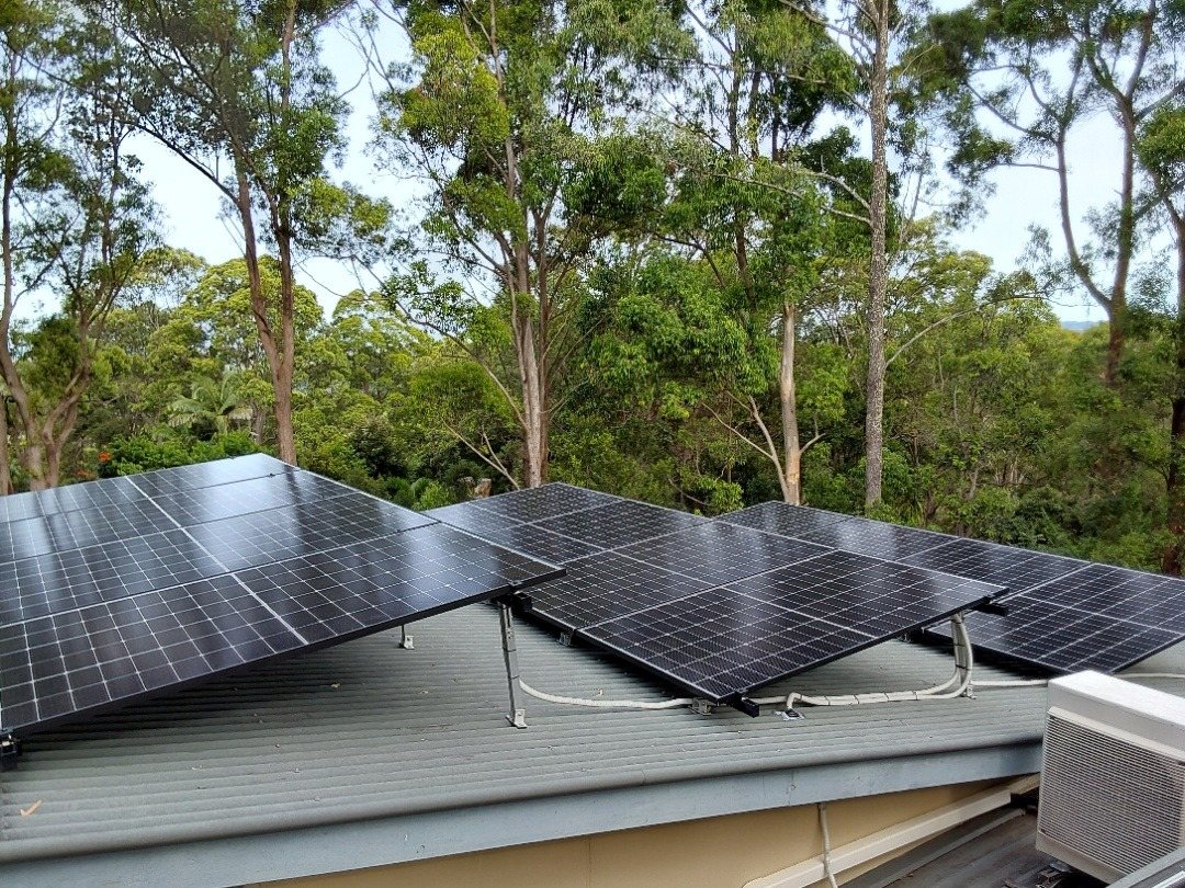 Jinko Tiger Neo solar panels on a grey metal roof among tall gum trees at Mullumbimby Creek Jinko Tiger Neo solar panels on a grey metal roof among tall gum trees at Mullumbimby Creek, part of a 13.3 kW install by Sun Connect Solar