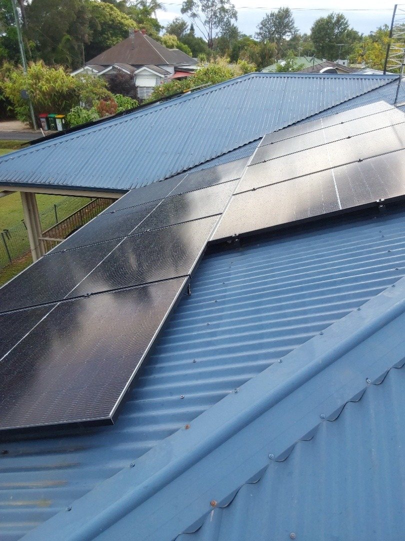 Jinko solar panels on a blue Colorbond hip roof in Mullumbimby, part of an AlphaESS battery install by Sun Connect Solar