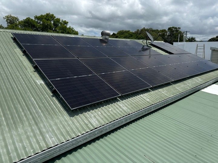 Jinko solar panels on a green Colorbond roof in Mullumbimby Jinko solar panels on a green Colorbond roof in Mullumbimby, installed by Sun Connect Solar