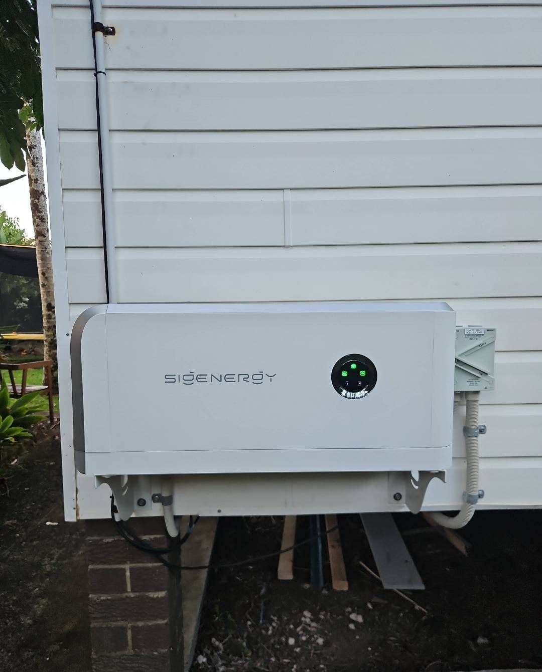 Sigenergy 10 kW hybrid inverter on the weatherboard wall of a Mullumbimby home Sigenergy 10 kW hybrid inverter on the weatherboard wall of a Mullumbimby home, ready for a battery, installed by Sun Connect Solar