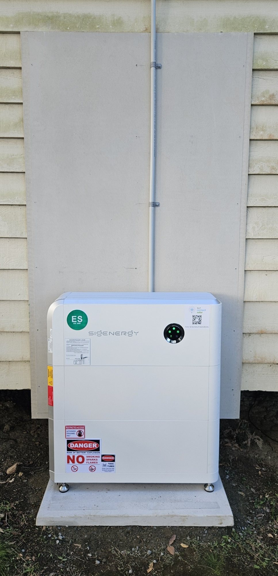 Sigenergy SigenStor 16 kWh battery on a concrete base against a backing board on a weatherboard home in Mullumbimby Sigenergy SigenStor 16 kWh battery on a concrete base against a backing board on a weatherboard home in Mullumbimby, installed by Sun Connect Solar
