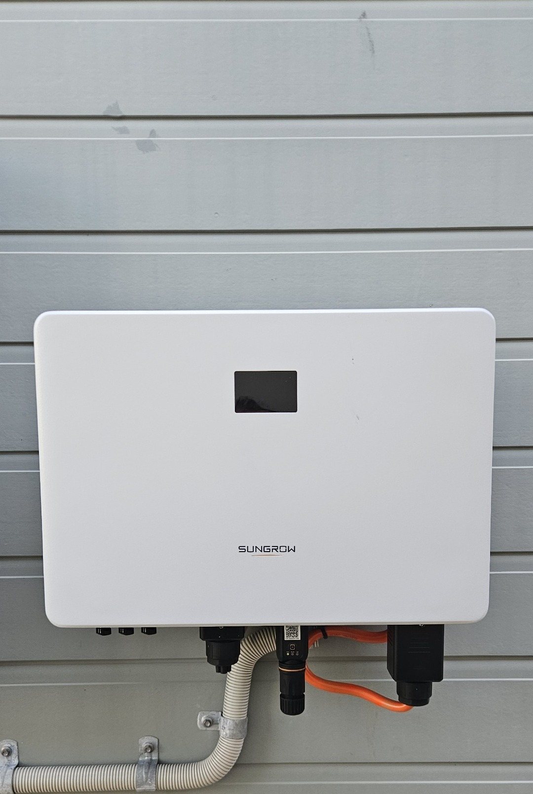 Sungrow SG10RS 10 kW solar inverter on a weatherboard wall in Ocean Shores, part of a 9.5 kW Jinko install by Sun Connect Solar