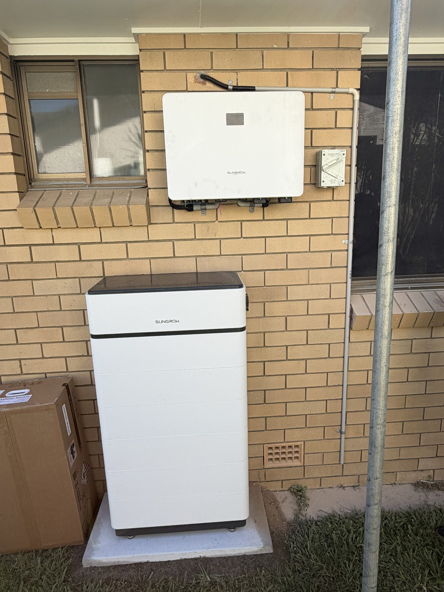 Sungrow battery and inverter on a cream brick wall, installed by Sun Connect Solar in the Northern Rivers