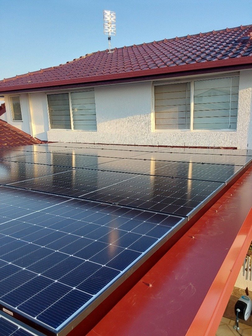 Jinko Tiger Neo solar panels on a red tile roof of a rendered home in West Ballina Jinko Tiger Neo solar panels on a red tile roof of a rendered home in West Ballina, part of an 8.55 kW solar and Sungrow battery install by Sun Connect Solar